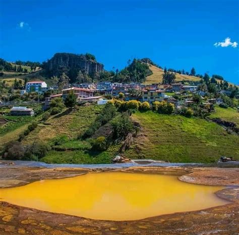 Foto panoramica di Salinas de Guaranda con il vulcano Chimborazo sullo sfondo