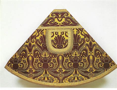 Dettaglio di un paramento liturgico in broccato d'argento