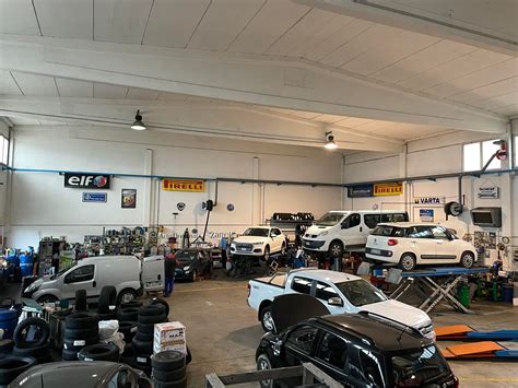Foto di interni di officina meccanica con attrezzature diagnostiche moderne e banchi di lavoro
