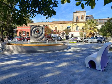 Veduta di una piazza centrale a Belpasso con una chiesa parrocchiale