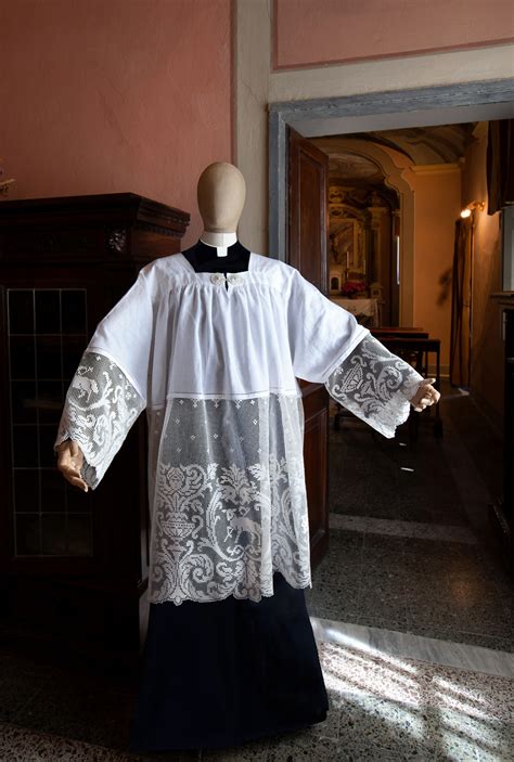 Sacerdoti in abito corale durante una celebrazione