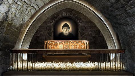 Foto storica della tomba di San Charbel illuminata o del suo corpo incorrotto