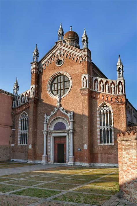 Facciata della Chiesa della Madonna dell'Orto a Venezia con rosone e sculture