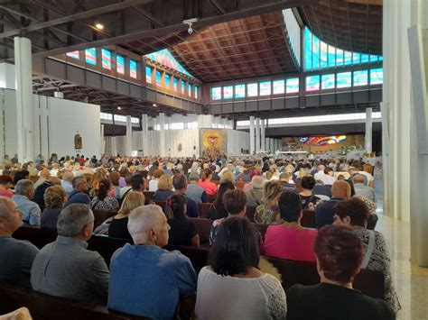 Devoti in pellegrinaggio al santuario