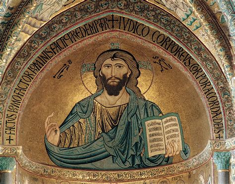 Cristo Pantocratore in trono con mandorla colorata e simbologia evangelica