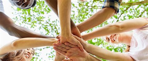 Volontari della Togo Mission che collaborano con le comunità locali in progetti idrici o agricoli