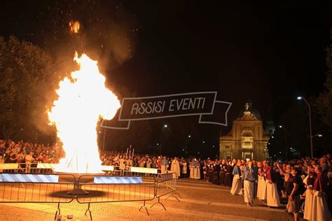 Scatto suggestivo della Veglia dell'Assunta con l'imponente Focaraccio in fiamme e la folla dei fedeli