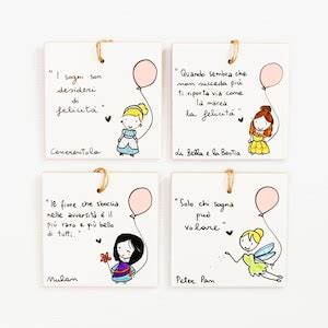 Illustrazione di bomboniere classiche come angeli o personaggi Disney