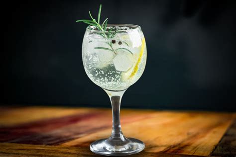 Primo piano di un gin tonic rinfrescante servito al Basili&Co.