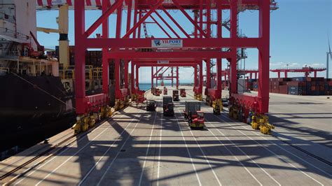 Panoramica del porto di Taranto con il terminal contenitori.