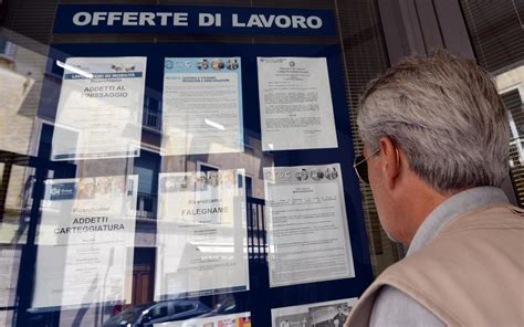 Foto di una bacheca con annunci e messaggi comunitari