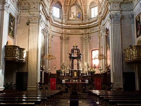 Foto esterna della Chiesa Vecchia di Sacconago, facciata a capanna con lesene corinzie