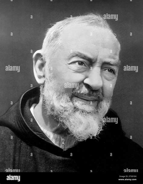 Un ritratto giovanile di Padre Pio in abito francescano.