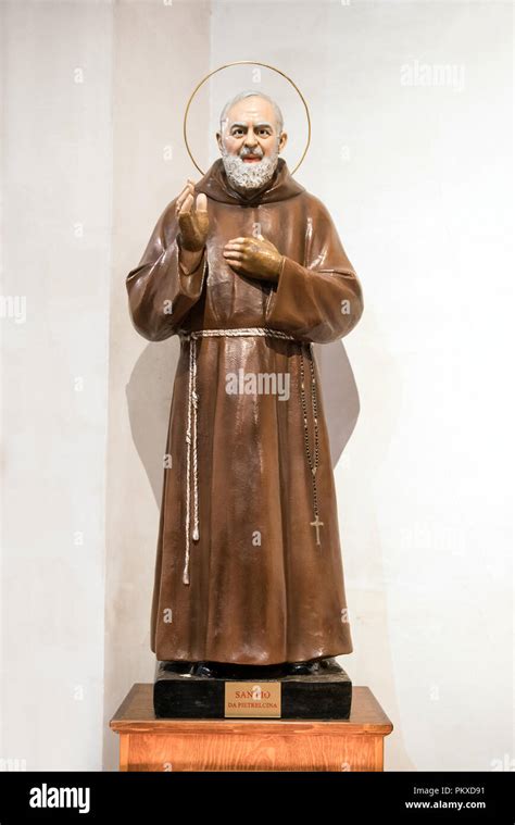 Una statua di San Pio da Pietrelcina.
