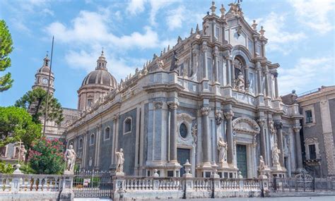 Esterno della Cattedrale di Catania al tramonto, con il profilo della città