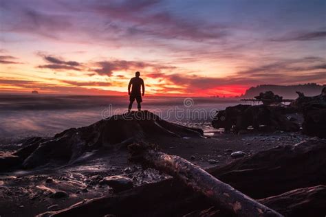 foto di un tramonto con la silhouette di una persona che guarda l'orizzonte, simboleggiando speranza e prospettiva