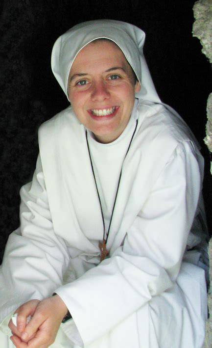 Ritratto fotografico di Sorella Clare Crockett in abito religioso, con un'espressione serena