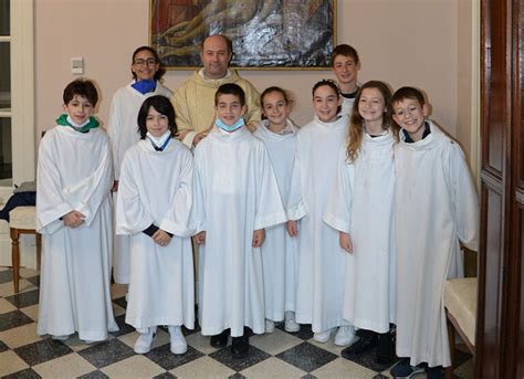 Foto storica di gruppo di chierichetti in Basilica durante una celebrazione