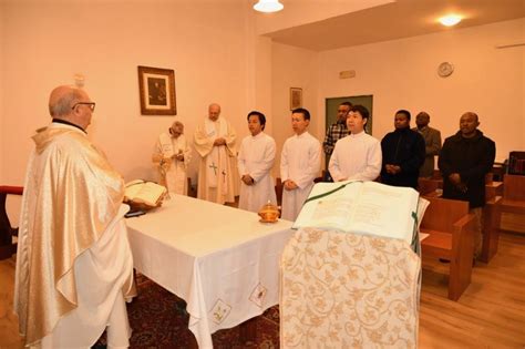 Icona stilizzata dei tre consigli evangelici: castità (cuore), povertà (mani vuote/pane), obbedienza (orecchio/mani giunte).