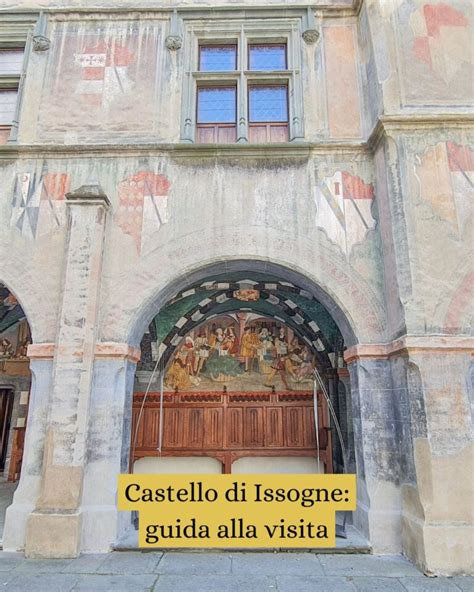 Vista esterna del Castello di Issogne con il borgo circostante