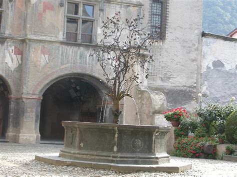 La fontana del melograno nel cortile del Castello di Issogne