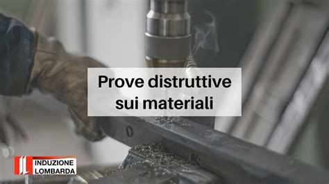 Ingegnere che esegue prove non distruttive su una struttura in cemento armato