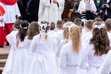 Bambini in fila per la Prima Comunione con vesti bianche