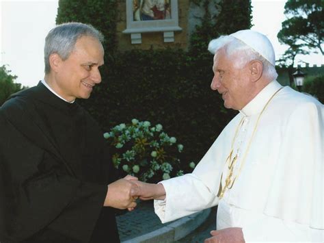 Benedetto XVI sorridente con Emilio Giannelli che gli mostra le sue caricature