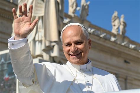 Papa Benedetto XVI sorridente con due cuccioli di leone durante un'udienza con artisti circensi