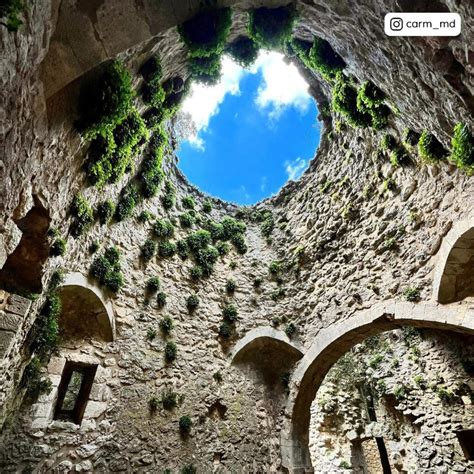 Foto delle rovine dell'Abbazia della Santissima Trinità sul Monte Sacro nel Gargano.
