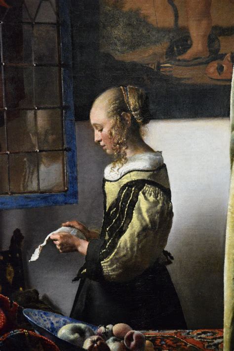 Donna che legge una poesia con espressione di forza e determinazione