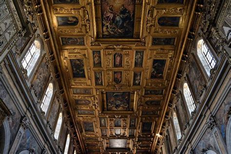 dettaglio del soffitto ligneo dorato della chiesa di Santa Maria la Nova con le tavole dipinte