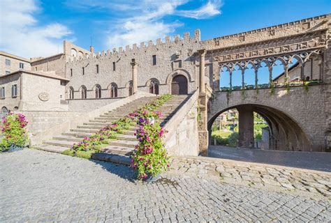 Interno della Residenza Nazareth Viterbo con ospiti che partecipano ad attività ricreative