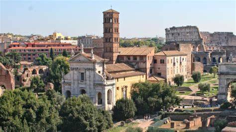 Foto panoramica della Basilica di Santa Francesca Romana con il Colosseo sullo sfondo