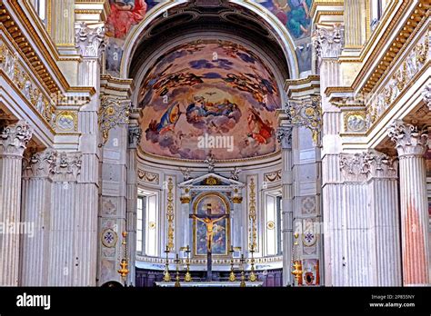 fotografia della Cattedrale di Mantova o di un'assemblea ecclesiale