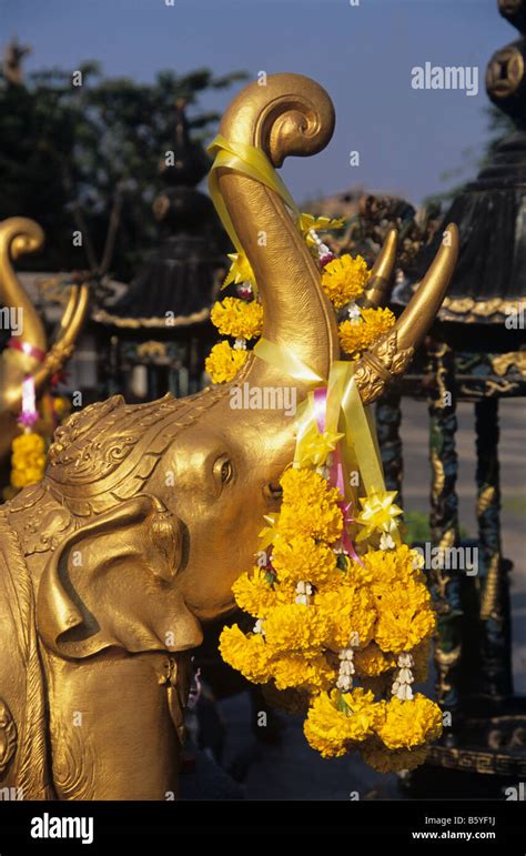 Tempi di Bangkok con ghirlande di fiori