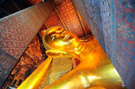 Statua dorata del Buddha Sdraiato all'interno del Wat Pho