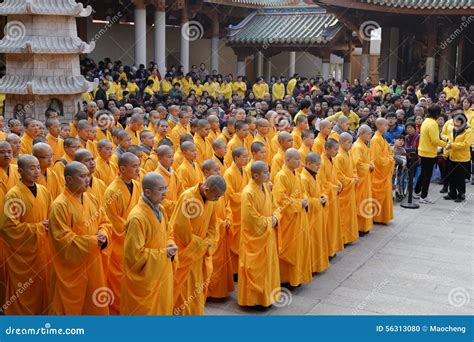 Monaci buddhisti che eseguono una cerimonia di benedizione
