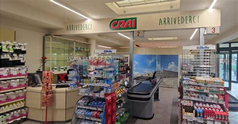 Interno di un supermercato Crai con una varietà di prodotti in offerta