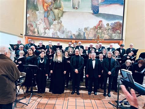 Maestro Loris Medoro che dirige il coro