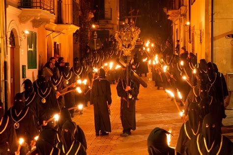 Incappucciati durante la processione