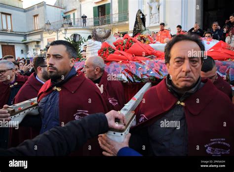 Statua del Cristo Morto e della Madonna Addolorata durante la processione
