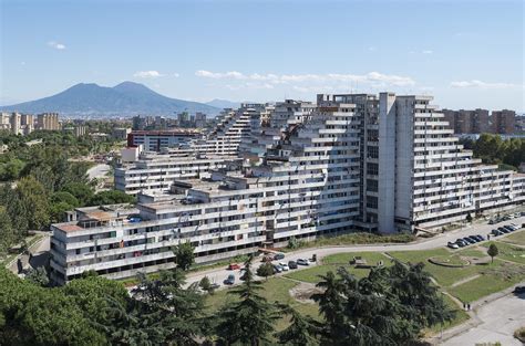 Foto esterna della sede CasArcobaleno a Scampia