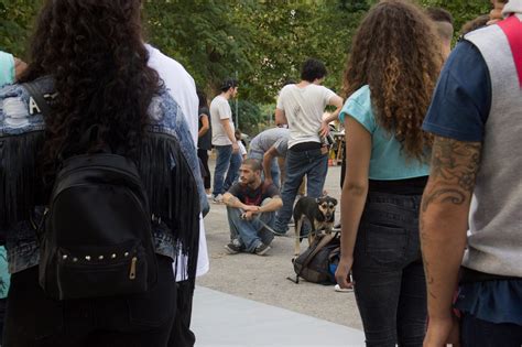 Artisti al lavoro durante il Simposio Internazionale d'Arte a Scampia