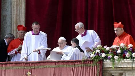 Foto di Papa Francesco che imparte la benedizione Urbi et Orbi in Piazza San Pietro deserta durante la pandemia
