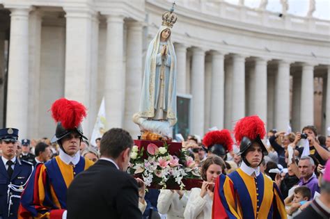 Foto della statua della Madonna di Fatima che arriva in elicottero a Cortona