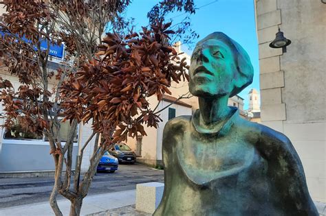 Una statua di Don Bosco imbrattata con un pennarello nero, simbolo del vandalismo giovanile.