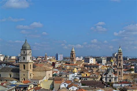 Foto di una via commerciale tipica di San Severo