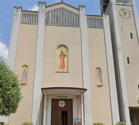 Foto esterna della Chiesa di Sant'Antonio Abate a Villa Carcina, con enfasi sulla facciata e sul portico.