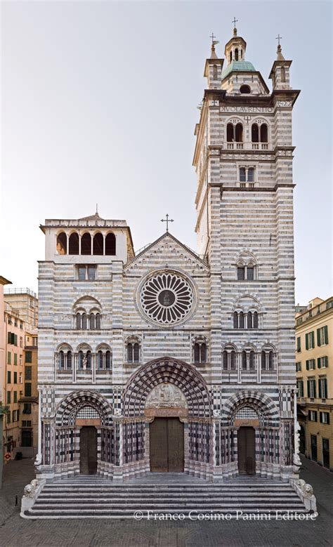 Foto della facciata della Cattedrale di San Lorenzo con le sue bande bianche e nere